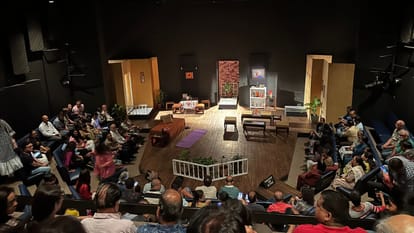 BabuJi Dheere Chalna Hindi Play Review by Pankaj Shukla Om Katare Kakal Sonkar Chinica Madurkar Yatri