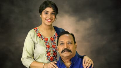 BabuJi Dheere Chalna Hindi Play Review by Pankaj Shukla Om Katare Kakal Sonkar Chinica Madurkar Yatri