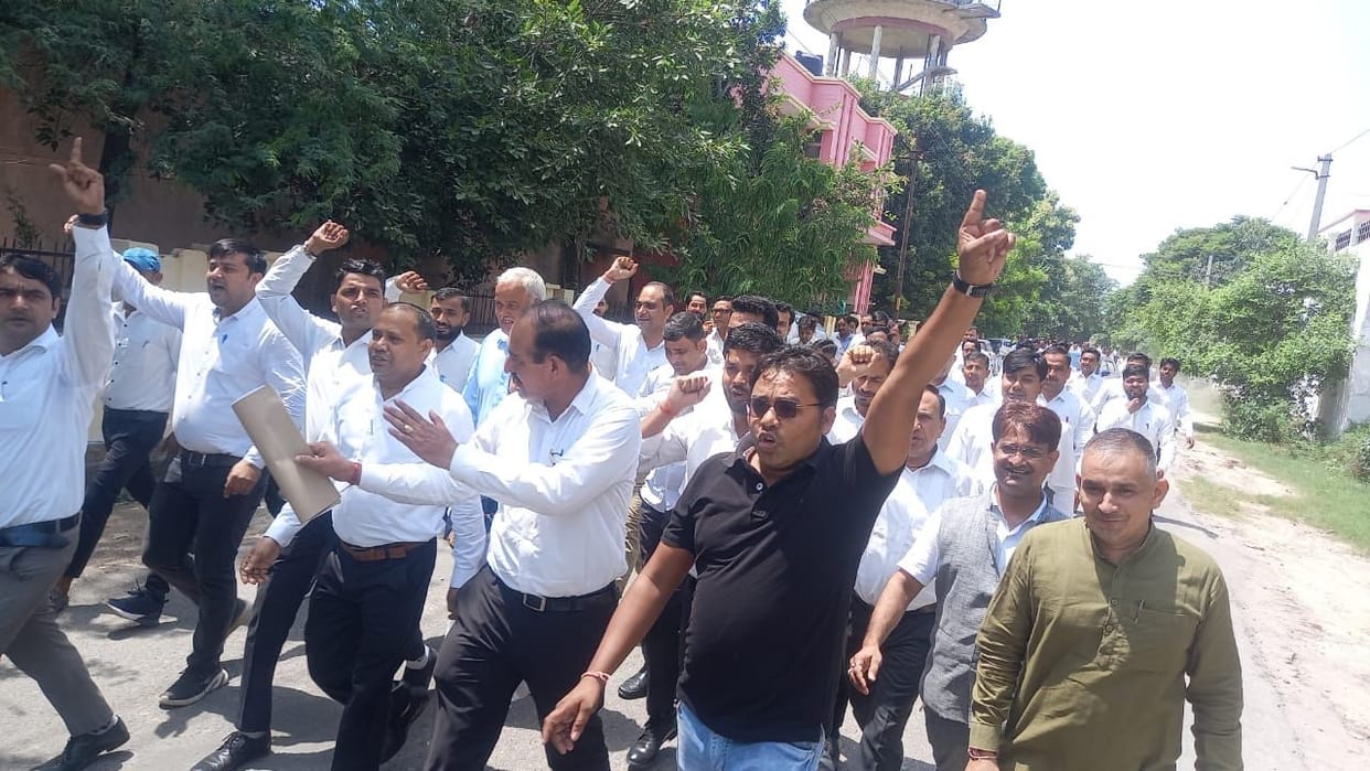 Lawyers shows anger over lathicharge: Protests by closing chambers in western UP