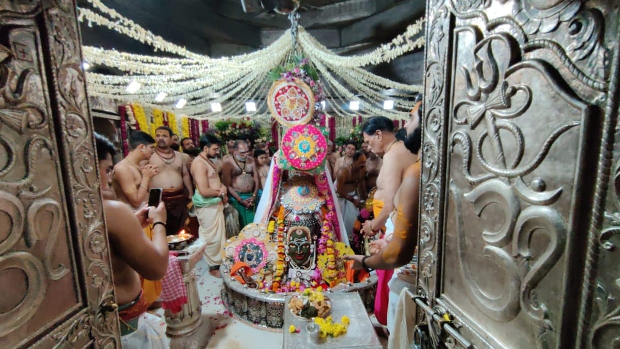 Raksha Bandhan 2023: Rakhi tied first to Lord Mahakaleshwar, 'Mahabhog' of 1.25 lakh laddus