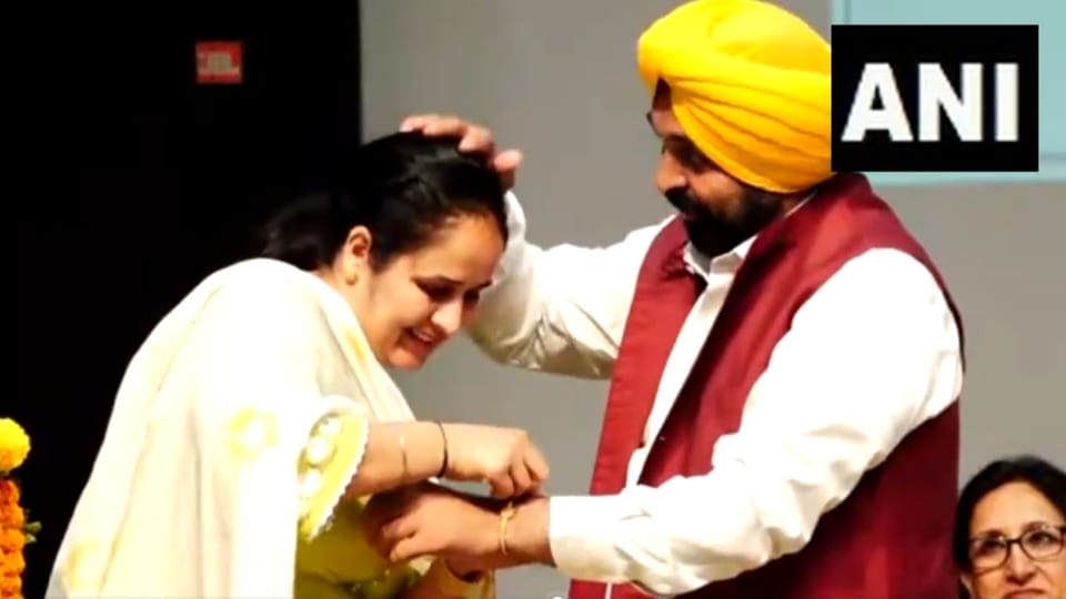 Punjab CM Bhagwant Mann distribute appointment letters to Anganwadi worker at Guru Nanak Dev University