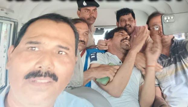 Bihar News: Clerk of Sadar Hospital caught red-handed taking bribe in Rohtas, Vigilance team arrested