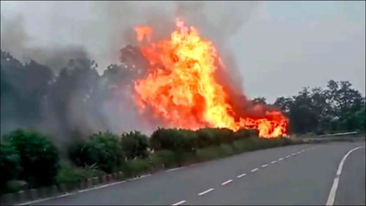 One person killed as ethanol-laden container overturned on NH-33 in Hazaribag Jharkhand news in hindi