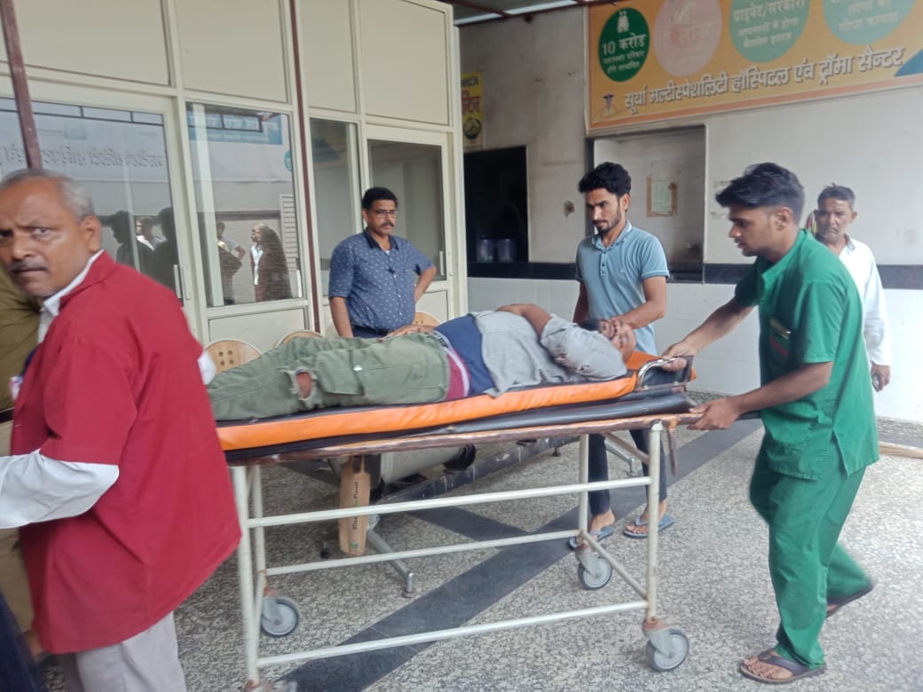 Meerut: Speeding pickup vehicle overturned on the highway due to tire puncture, more than ten injured