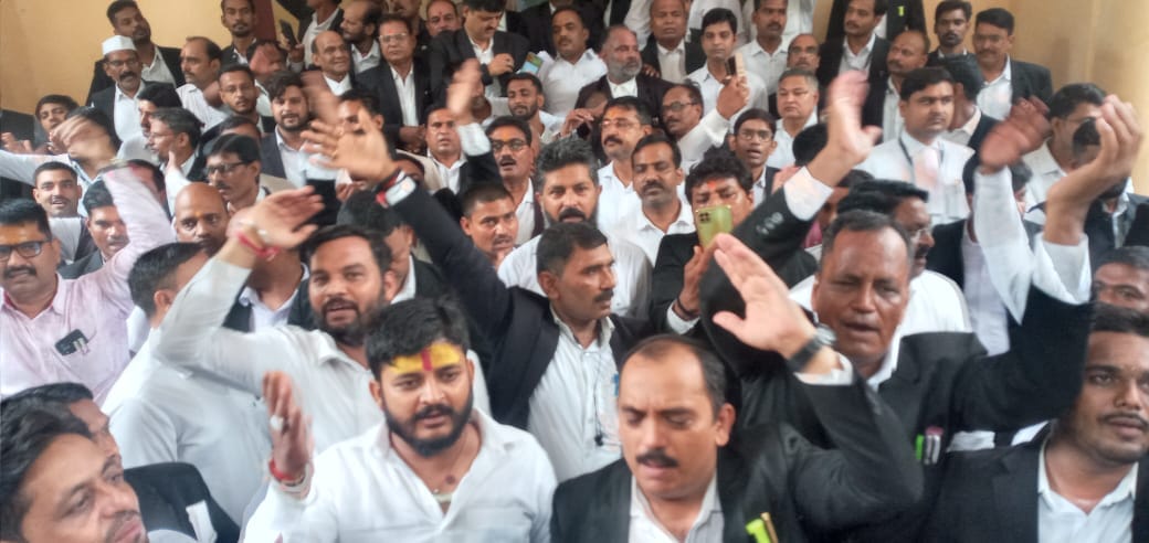 Protest against police lathicharge in Hapur in Varanasi, lawyers go on strike, put forward this demand