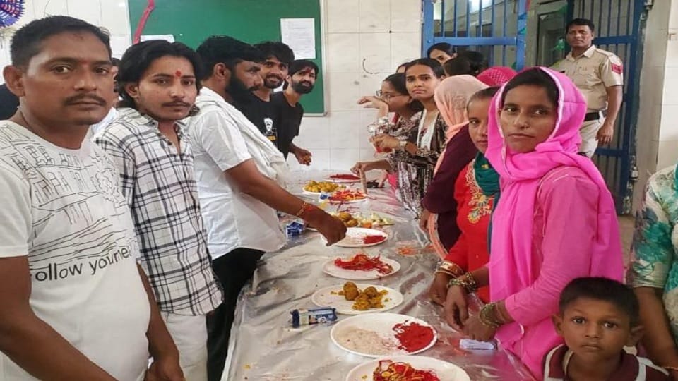 Sisters tied rakhi on wrist of brothers in Hisar jail, administration made arrangements for sheds