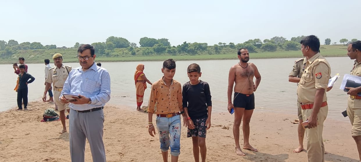 Tragic accident in Banda,  Five children drowned in Ken river, villagers rescue four, One not found, rescue co