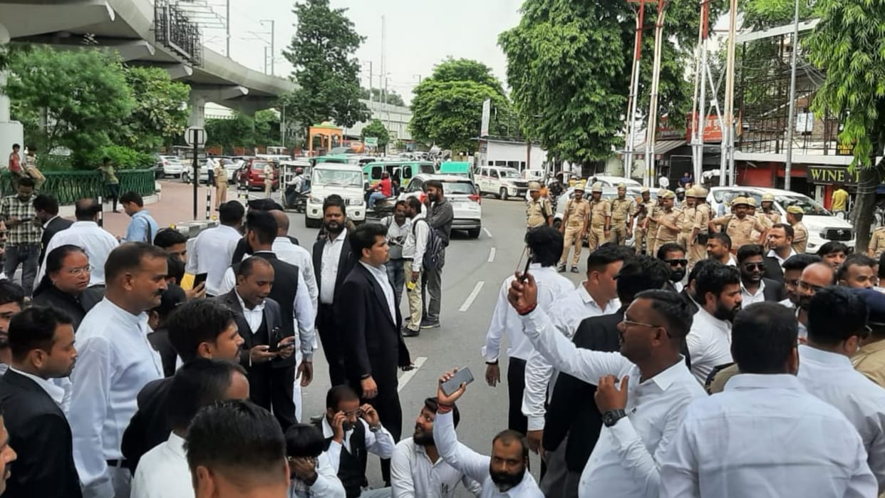 Protest against lathicharge on lawyers in Lucknow.