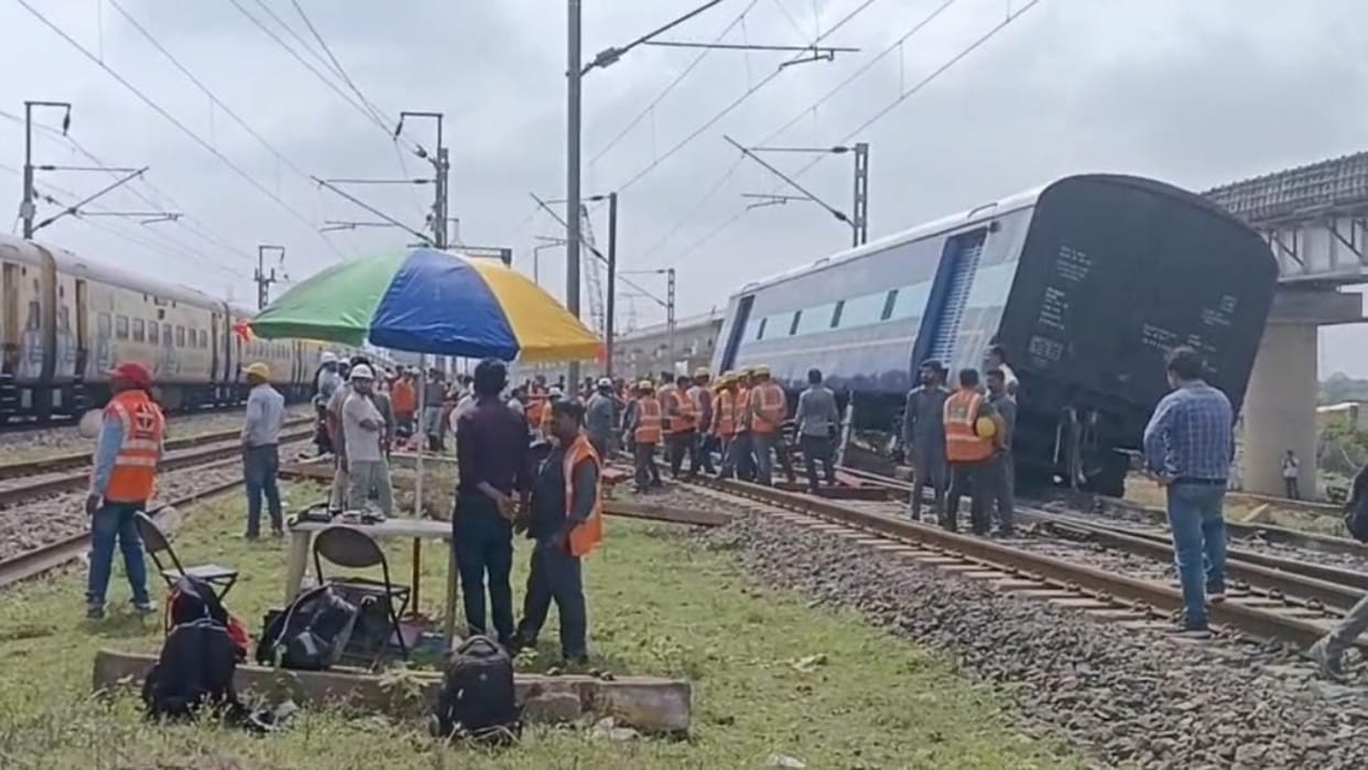 Katni News: Goods train coaches derailed, area manager, hundreds of personnel including DRM took charge