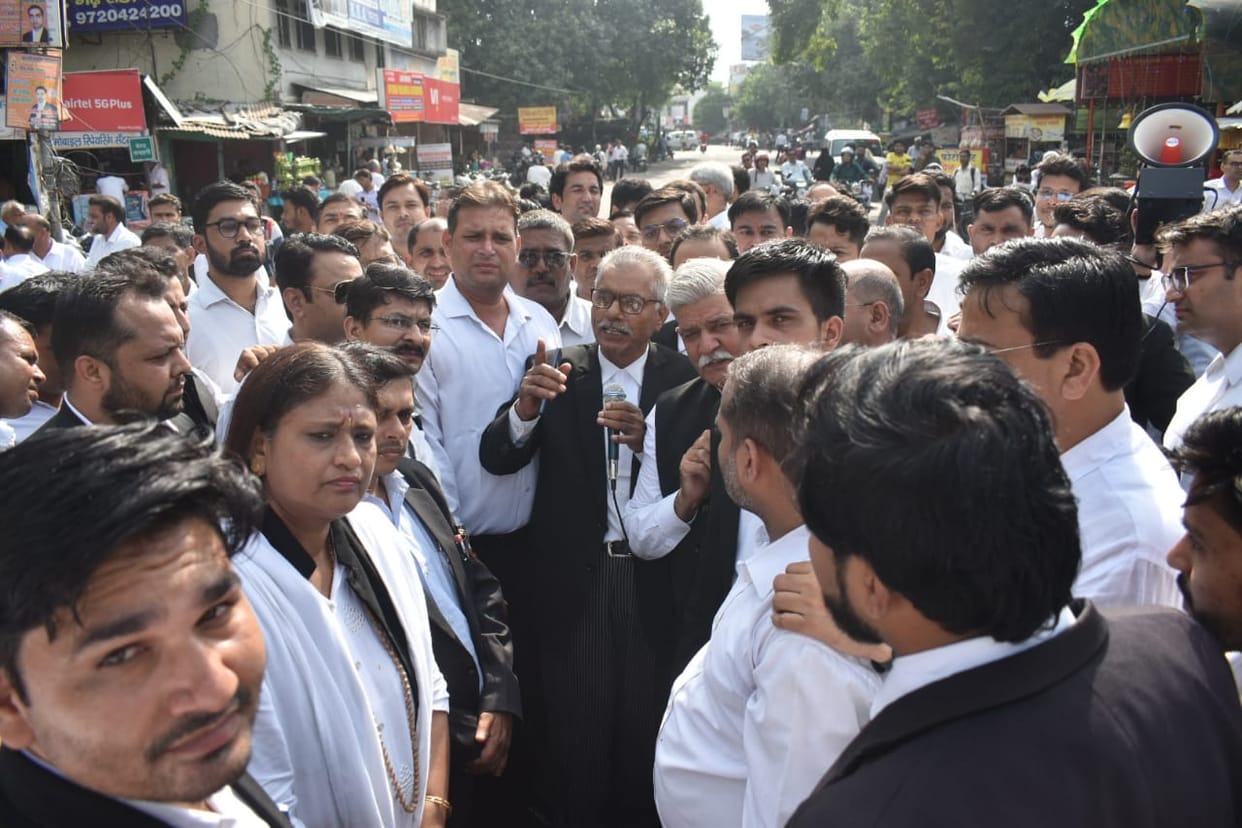 Protest against lathi charge: Lawyers will not do judicial work today and tomorrow