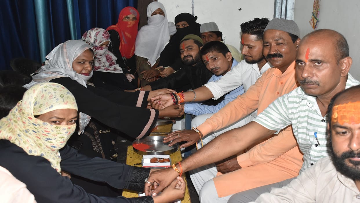 Muslim sisters tied Rakhi to Hindu and Muslim brothers, gave message of social harmony