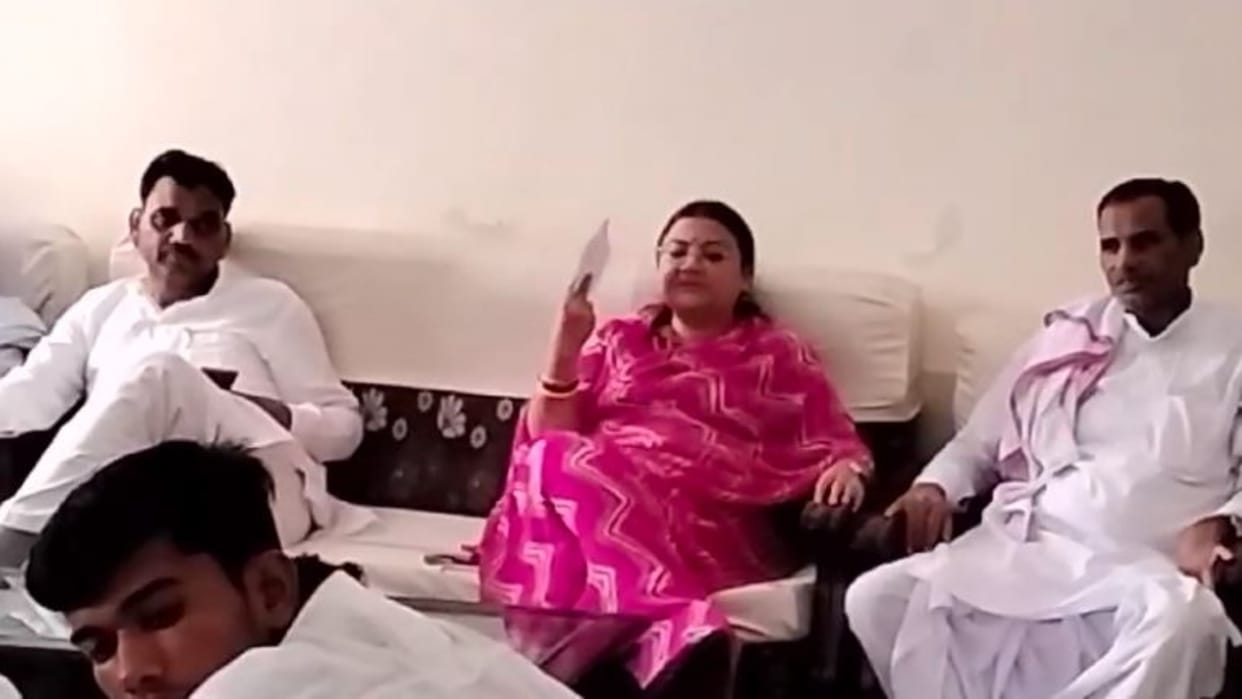 Minister Mamta Bhupesh and Murarilal Meena were seen waving hand fan after power cut in Dausa