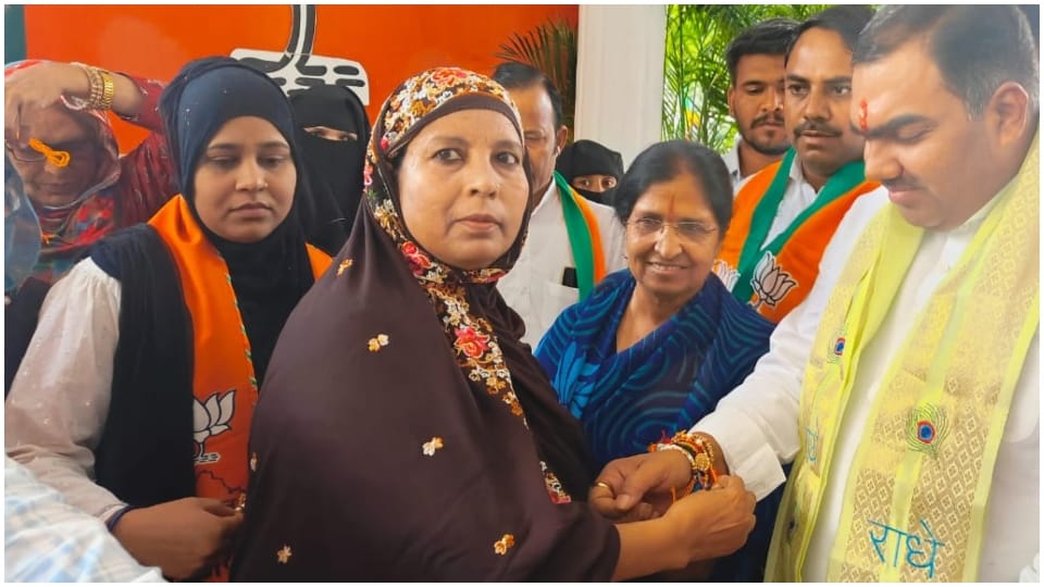Muslim sisters celebrated Rakshabandhan in Jaipur BJP office general secretary Chandrashekhar