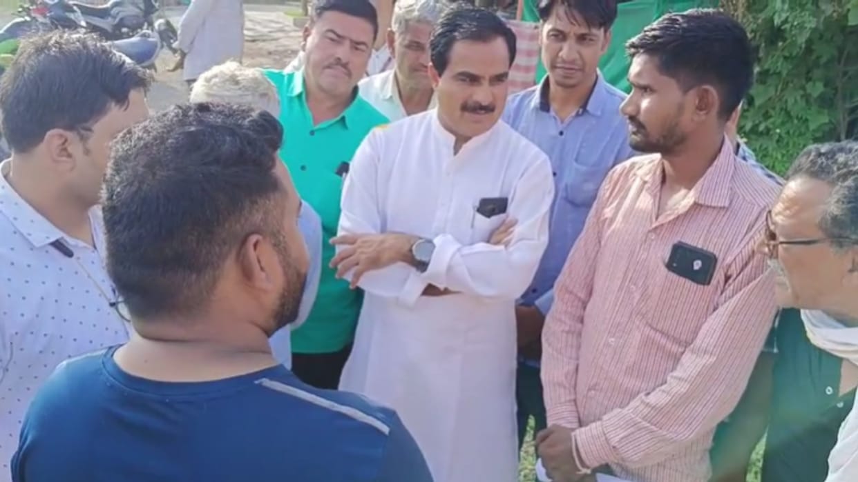 Rajgarh: Congress MLA who came to inspect Khujner Hospital found expired medicines in mercury