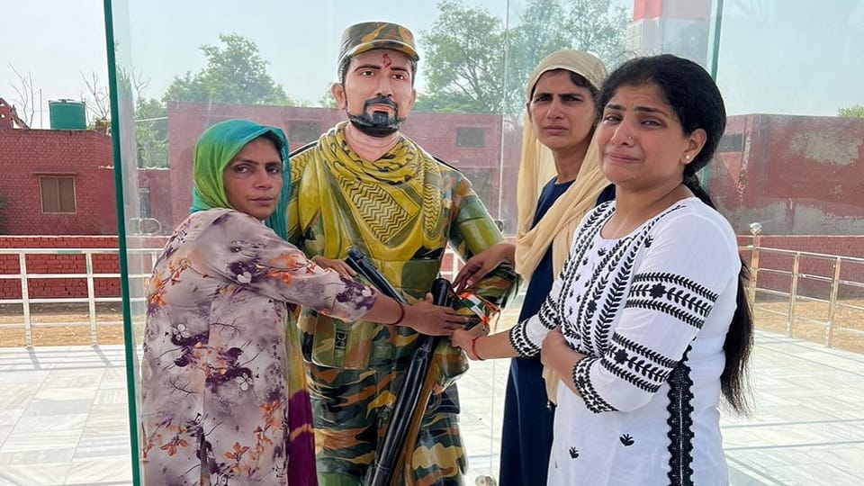 Raksha Bandhan 2023: All three sisters tied rakhi on wrist of martyr statue, said – got brother like Nishant