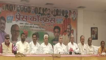 औरंगाबाद में प्रेसवार्ता के दौरान भारत जोड़ो यात्रा के बिहार संयोजक अवधेश कुमार तथा अन्य