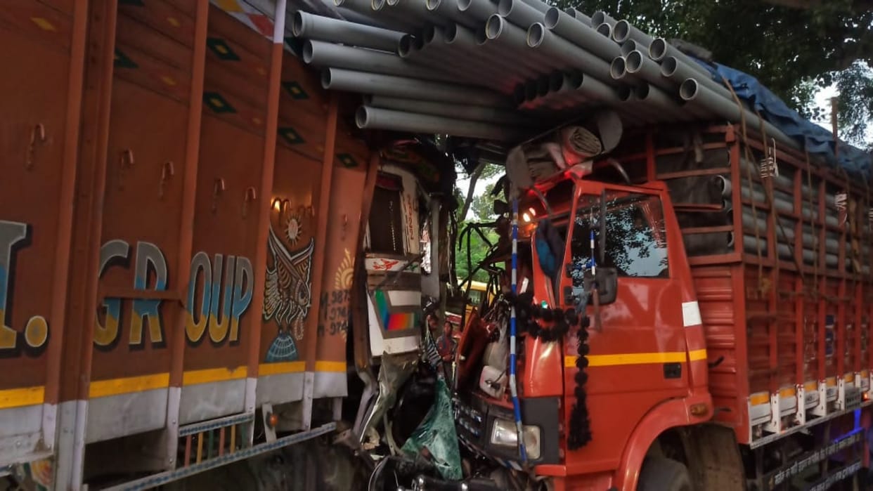 One driver died in a head-on collision between two trucks in Jamui; driver and helper of other vehicle injured