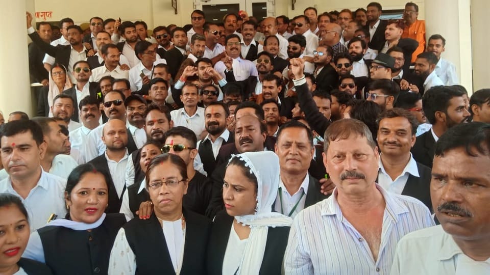 Advocates protest fiercely in Jhansi against Hapur incident