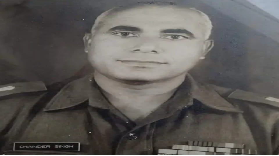 Moist eyes in last farewell of retired Major Chandra Singh Malik in Rohtak