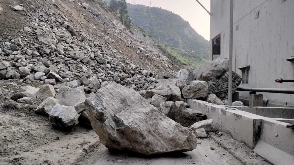 Pandoh to Kullu Road is Closed Heavy Landslide at Jhalogi Near Aut