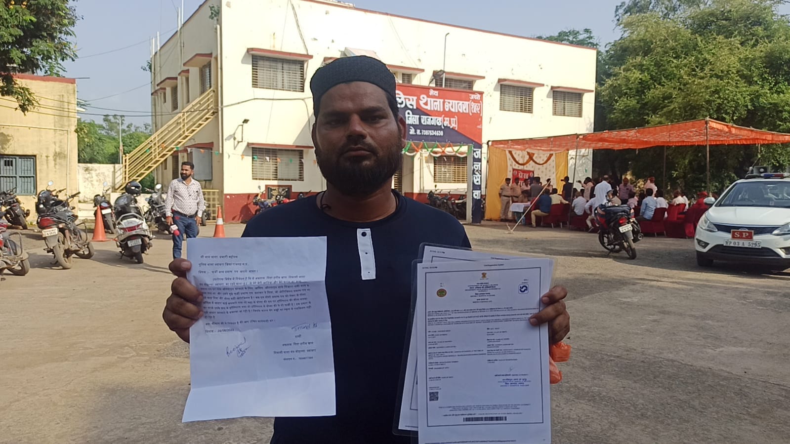 राजगढ़ में फर्जी जन्म प्रमाण पत्र दिखाता आफताब।