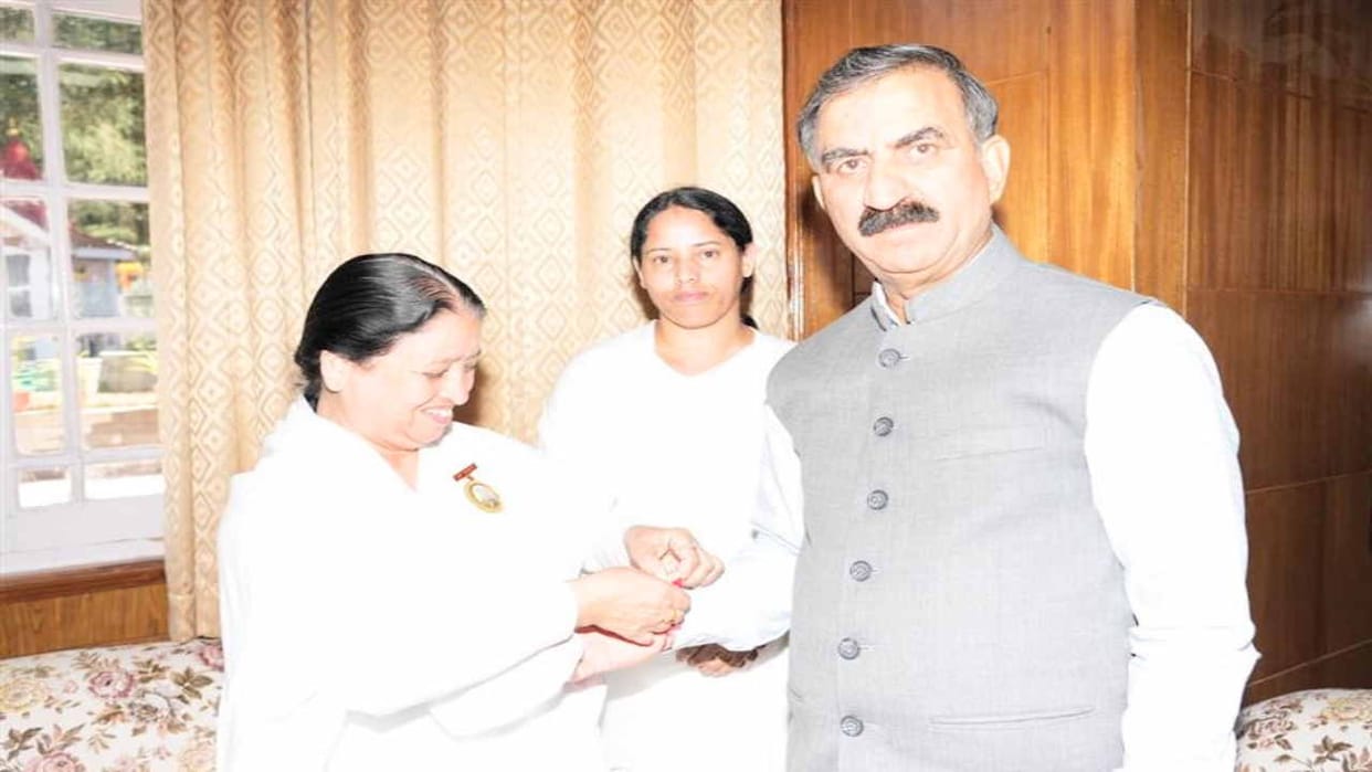 Raksha Bandhan: Women tied Rakhi on the wrists of Governor and Chief Minister