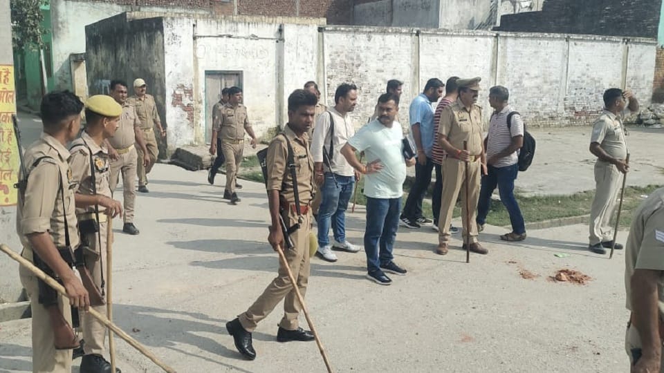 Stone pelting on two sides for cutting trees in Rampur, one dead due to bullet injury, six injured