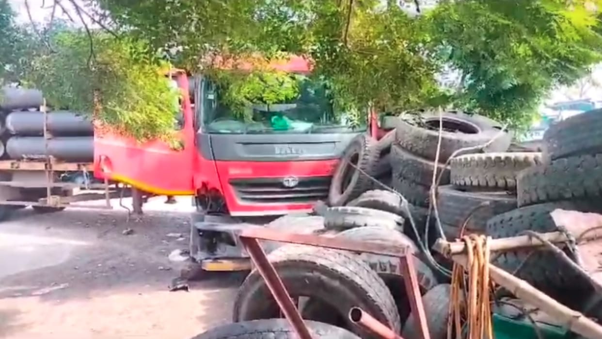 Two youths died in bike-truck collision; Three sisters lost their only brother even before Rakhi.