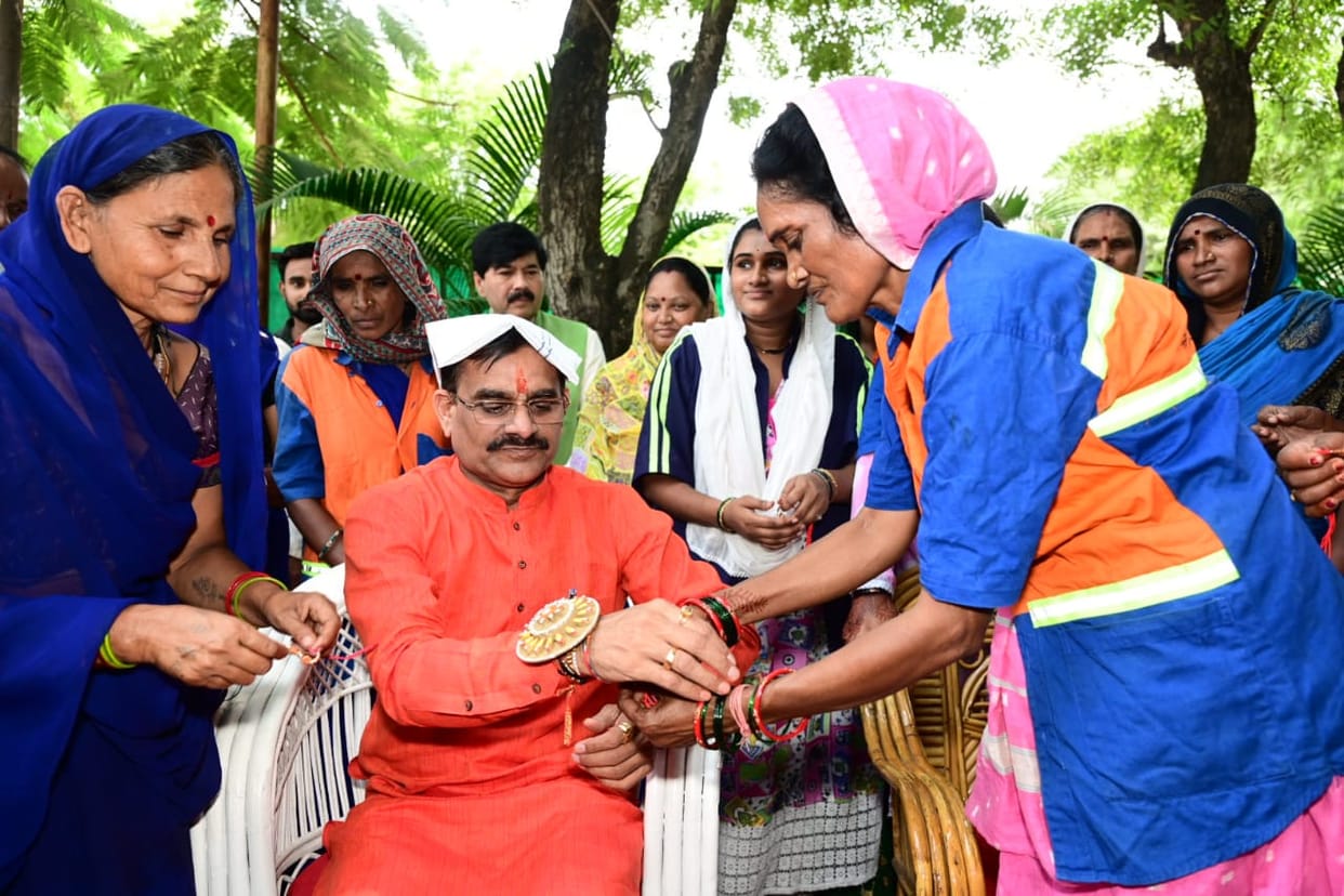 MP News: VD Sharma tied rakhi to the cleaning guard sisters, gave gifts and took blessings by touching their f