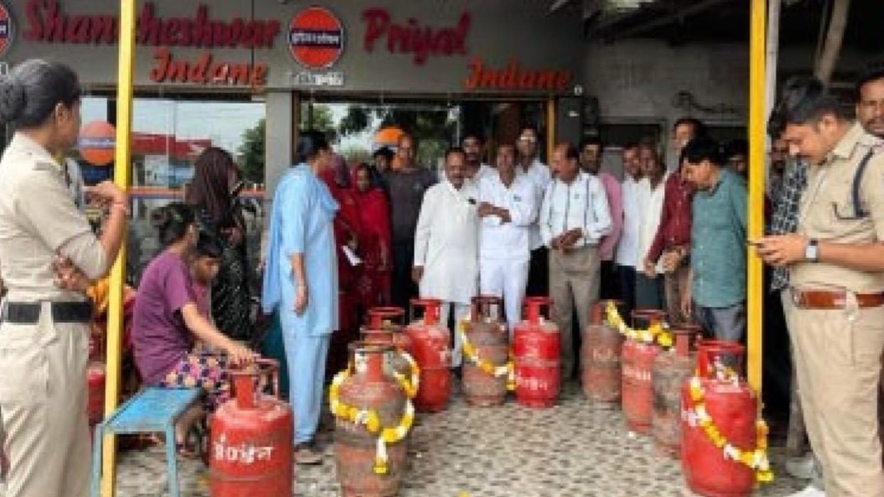 Mandsaur News: MP Women And Congress Leaders Protest For Cylinders Price Against The Shivraj  Government