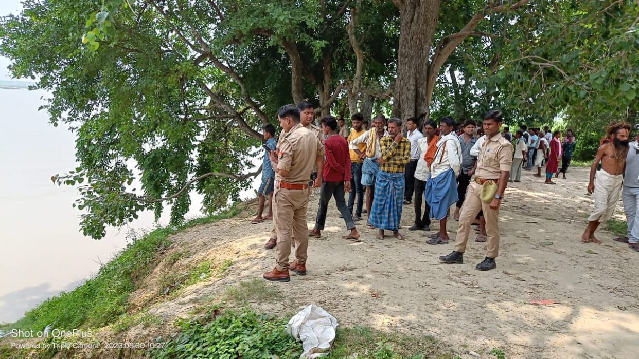 Two youths who came to bathe in the Ganges, divers engaged in search