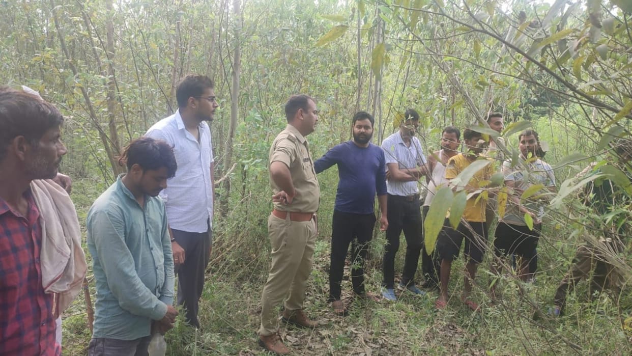 A student's dead body found hanging on a tree in Namisharanya in Sitapur.