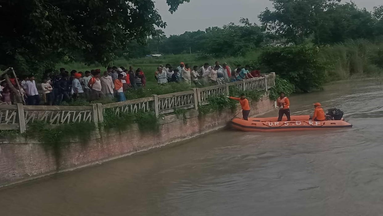 Dead body of one of two friends found who jumped in Gandak teacher arrested in love affair