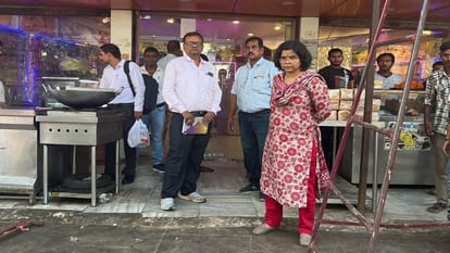 दुकान की जांच करते खाद्य सुरक्षा अधिकारी।