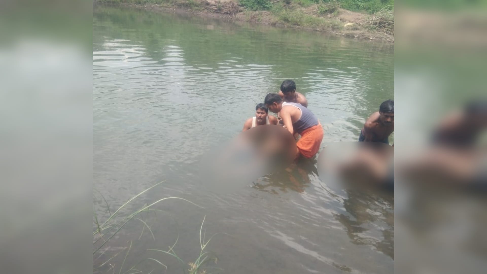 दो युवक गहरे पानी में समाए