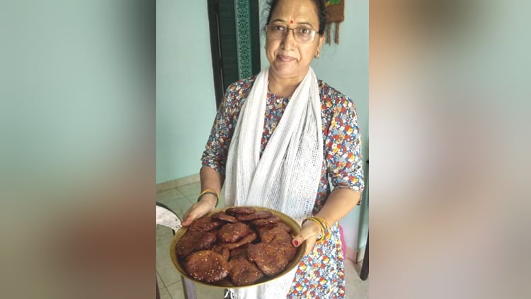 Raksha Bandhan:रक्षाबंधन पर मिठास घोल रहा पहाड़ी अरसा, ग्राहकों की बढ़ी ...