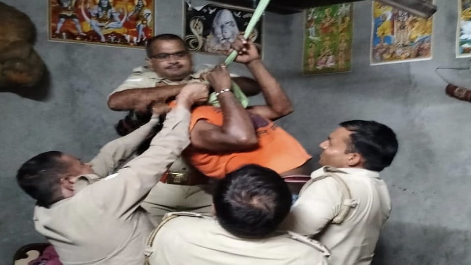 Police saved young man who was going to be hanged in Dadri of Gautam Budh Nagar