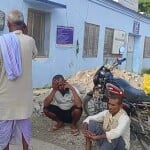 युवक की लाश का पोस्टमार्टम करवाने अस्पताल पहुंचे परिजन।