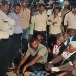 कावेरी जल को लेकर कर्नाटक के किसानों ने रात में किया विरोध-प्रदर्शन।