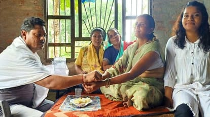 Raksha Bandhan: शहीद की बहनों से राखी बंधवाते हैं इफ्तेखार, 16 साल से रेशम की डोर में बंधा सौहार्द का रिश्ता Raksha Bandhan Iftekhar gets Rakhi tied by martyr sisters in Azamgarh