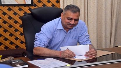 Aligarh Commissioner Ravindra took charge