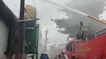 Ujjain News: Fire brigade brought under control the massive fire caused by short circuit in power loom factory