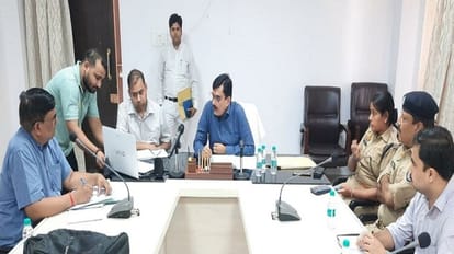 Aligarh: डीएम दिखे नाराज, बोले शराब की फैक्टरी पकड़ी, पर आबकारी विभाग को पता नहीं Police caught illegal liquor factory, excise department doesn't even know