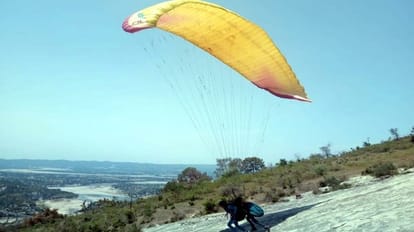 Paragliding in Jammu: जल्द हवा से बातें करेंगे जम्मू के नौजवान, पैराग्लाइडर से नापेंगे आसमान Paragliding in Jammu: Soon youth of Jammu will talk to the ai will measure the sky with paraglider