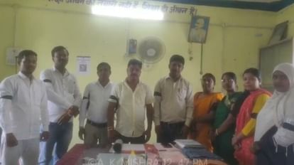 Sitamarhi: रक्षाबंधन के दिन काला बिल्ला लगाकर शिक्षक-शिक्षिकाओं ने जताया विरोध, छुट्टियों में कटौती पर रोष Sitamarhi day of Rakshabandhan teachers protested by wearing black badges, anger over reduction in holidays