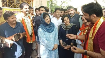 महबूबा बोलीं: पंडितों के बगैर कश्मीर अधूरा, बिजबिहाड़ा के छोटा अमरनाथ मंदिर में वार्षिक हवन में हुईं शामिल Mehbooba mufti said Kashmir is incomplete without Pandits participated in havan at Chhota Amarnath temple