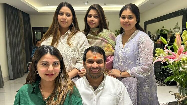 Raksha Bandhan: गुरुग्राम जाकर तेज प्रताप ने बहनों से बंधवाई राखी, मुंबई में तेजस्वी ने लिया मीसा से आशीर्वाद