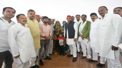 UP: आत्महत्या करने वाले बर्खास्त कंडक्टर के परिवार से मिले अखिलेश यादव, बोले-भाजपाई बीमार नहीं समझदार बनें Akhilesh Yadav assures help after meeting family of sacked conductor of Mainpuri who committed suicide