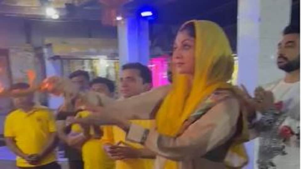 Actress Shilpa Shetty came to Agra with husband Raj Kundra worshiped at Baglamukhi Mukhi Mata temple