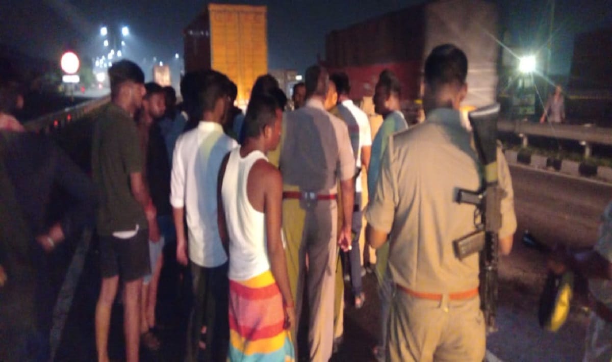 Vegetable seller died due to crushed by  four wheeler on highway angry people jammed